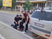 POLICAJCU U NOVOM SADU PRIJETI SUSPENZIJA: Agresivni lik prvo je htio probiti blokadu, potom je udario policajca, a kada ga je oborio na asfalt, rekao je - 'Druže, ja sam vaš'