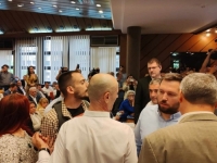 DRAMA U NOVOM SADU TRAJE OD SINOĆ: U Gradskoj skupštini na rubu tuče, u policijskoj akciji...