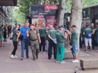 RAZOTKRIVENI VUČIĆEVI VETERANI: Radnici JKP Medijana iz Niša radnim danima održavaju zelenilo, na Vidovan glume vojnike u penziji