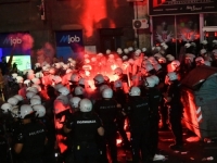 TOPOVSKI UDARI, BAKLJE, PALICE... BEOGRAD GORI: Baš kao što je Vučić obećao, policija počela tuči demonstrante, stižu jezivi snimci... (FOTO, VIDEO)