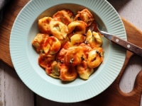 VRUĆE JE I NIKOM SE NE DA DUGO STAJATI PORED ŠPORETA: Napravite tortellone s paradajzom i mozzarellom u umaku od...