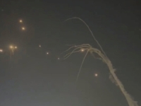 KAO DA NEBO GORI: Izraelci ruše iranske rakete iznad Tel Aviva, ali pogledajte šta se dešava kao jedna 'prođe' (VIDEO)