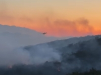 DRAMA U HERCEGOVINI: Bjesni veliki požar u blizini granice, Air tractor pomaže u gašenju...