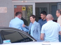 ULICE POD OPSADOM, PU NOVINARIMA REKAO DA JE U TOKU POLICIJSKA AKCIJA: Ana Brnabić s Milošem Pavlovićem 'ćacijem' stigla u Doboj
