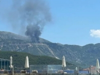 GUST CRNI DIM NADVIO SE IZNAD BUDVE: Bura razbuktala požar, dim se širi prema gradu