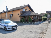 UŽAS U SISKU: Nožem ubio oca vlasnika kafića, pa aktivirao ručnu bombu