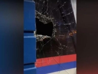 HAOS U NOVOM SADU: Građani polupali stakla i gađali jajima sjedište Vučićeve stranke