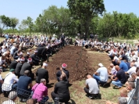 'SVI ONI ZASLUŽUJU DA IMAJU SVOJ MEZAR, NIŠAN...': VelikI broj vjernika klanjao dženazu namaz žrtvama zločina počinjenog u Žuljima