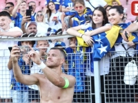 RADOST U ZENICI: Džeko slavio s najmlađim navijačima Zmajeva (FOTO)