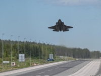 DRAMATIČNE SNIMKE SA SJEVERA EUROPE: Borbeni avioni NATO saveza slijetali na autoceste u dvije države...