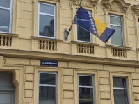 ZASTAVA BiH NA POLA KOPLJA NA ZGRADI AMBASADE: 'Dvije osobe porijeklom iz BiH stradale, jedna povrijeđena'