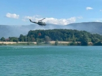 HELIKOPTER U AKCIJI: Gasi veliki požar, ne može sam