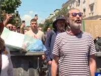I ŽANDARMERIJA BI PJEVALA, ALI NE SMIJE: Glumac Gagi Jovanović sa građanima na blokadi u Zemunu otpjevao pjesmu... (VIDEO)