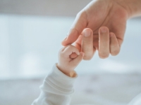 MAJKA BACILA BEBU KROZ PROZOR DRUGOG SPRATA: Razlog će vam natjerati suze na oči