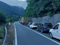 AUTOMOBIL SLETIO S CESTE: Kolona automobila na putu između Jablanice i Mostara