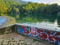 ZABILJEŽENI BROJNI INCIDENTI: Popularno kupalište u BiH dobilo tablu 'Kupanje na vlastitu odgovornost'
