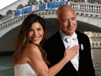 TRENUTAK KOJI SE ČEKAO: Lauren Sanchez iznenadila raskošnom vjenčanicom, ukrašena s čak 180 svilenih dugmića (FOTO)