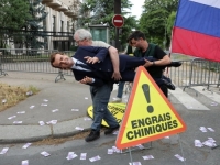 PREDSJEDNIK PONOVO NA METI, OVAJ PUT AKTIVISTA: Greenpeace ukrao voštanu figuru Macrona i postavio je ispred ambasade ove zemlje (FOTO, VIDEO)