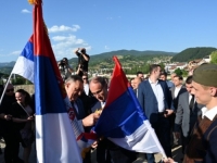 SRAMOTNA 'PROSLAVA' U VIŠEGRADU: Dodik i Macut vezali zastave na mostu Mehmed-paše Sokolovića, pridružila im se i radikalna Milica Zavetnica