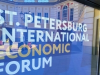 NJIHOVOJ SREĆI KRAJA NEMA: Gosti foruma u Sankt Peterburgu dobijaju na poklon majice s citatima...