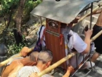 'KAKO MU NIJE NEUGODNO!': Snimak turiste od 160 kilograma kojeg nose uz stepenice zgrozila društvene mreže (VIDEO)