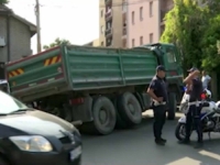 NEVJEROVATNO: Kamion propao kroz asfalt u centru Beograda (VIDEO)
