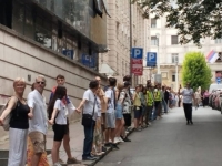 OVO SE NE VIĐA SVAKI DAN: Pogledajte kako su zaposleni Narodnog pozorišta zagrlili cijelu svoju zgradu i podržali studente (VIDEO)