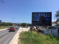 KO IH JE POSTAVIO: Bilbordi 'Ne u NATO' na putu ka bazi Alijanse u Butmiru (FOTO)