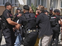 NEREDI U ISTANBULU: Policija hapsi učesnike Povorke ponosa koju su vlasti zabranile (VIDEO)