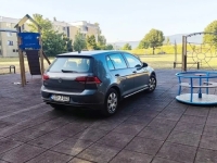 BAHATO PARKIRANJE NA DJEČJIM IGRALIŠTIMA: Bilo 50 prijava, ali niko na njih ne reaguje (FOTO)