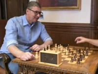 NERADNO U ZGRADI PREDSJEDNIŠTVA SRBIJE: Dok stotine hiljada demonstrira, Vučić igra šah (FOTO)