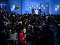 ŠIRI SE SNIMAK NAJEMOTIVNIJEG TRENUTKA NA SAMITU NATO-a: Trump vidljivo dirnut nakon razgovora s ukrajinskom novinarkom... (VIDEO)