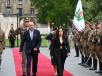 ZVANIČNA POSJETA: Predsjednica Kosova dočekana uz vojne počasti u Mađarskoj (FOTO)