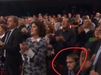 ON ČUVA SVOJE DOSTOJANSTVO I POŠTUJE BOSNU I HERCEGOVINU: Saborski zastupnik jedini nije ustao na Thompsonov hit! (FOTO)