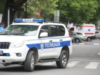 NASILNIČKO PONAŠANJE: Muškarac udarao i šutirao ženu ispred prodavnice dok nije pala, pa nastavio