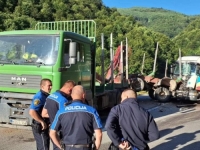 UŽASNI PRIZORI S LICA MJESTA: Cisternom se zabio u prikolicu kamiona, promet obustaljen...
