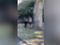 UZNEMIRUJUĆI VIDEO: Muškarac šamara ženu dok ostali - SNIMAJU