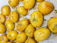 NAJUKUSNIJI KROMPIR IZ RERNE: Samo tri začina su dovoljna za potpuni gastro-užitak u svako doba dana