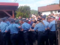 'ODBIJ', 'VADI PALICE': U dvorištu Milana Miličevića sukob policije i građana, došlo je do... (VIDEO)