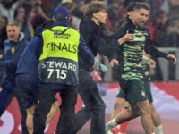 NAVIJAČ ULETIO NA TEREN POKUŠAVAJUĆI PRIĆI RONALDU: Reagovalo osiguranje