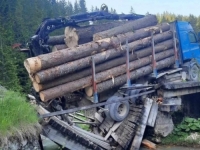 NA PODRUČJU VLAŠIĆA: Kamion natovaren balvanima srušio most