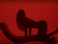 STRIPTIZ LEKCIJE I DIJAMANTI OKO VRATA: Pjevačica zapalila sve novim spotom (VIDEO)