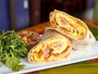 NAPRAVITE TORTILJA OMLET: Lako se spremi, a možete ga ponijeti i na posao i tako izbjeći bespotrebno...