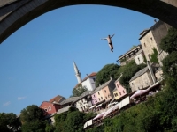 NESTVARNE SCENE U MOSTARU: Turista skočio sa Starog mosta, lokalci ga zbog ovog pretukli (VIDEO)