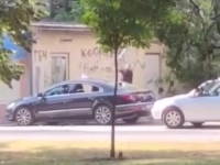 MUŠKARAC U BRČKOM SJEKIROM DEMOLIRAO AUTOMOBIL: Pojavio se snimak