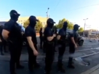 SKANDALOZNO PONAŠANJE POLICAJACA IZ BEOGRADA: 'Samo ženske, samo gledaj ženske, njih slikaj' (VIDEO)