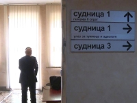 IZ PRITVORA PUŠTENA TROJKA KOJA JE STUDENTICI SLOMILA VILICU: Onom četvrtom, Sud je...