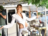 ZAVIRITE U STAN TEE U NOVOM SADU: Svuda njene fotografije i slike koje je naslikao pjevačicin otac (VIDEO)