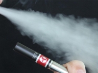 OPASNOST PRIJETI: Stručnjaci upozoravaju, pušite li e-cigarete – ovo trebate znati...