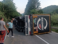 KOD SARAJEVA SE PREVRNUO KAMION: Ima povrijeđenih (FOTO/VIDEO)